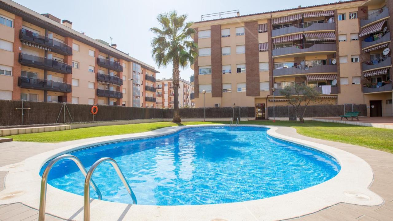 Apartment with Pool View