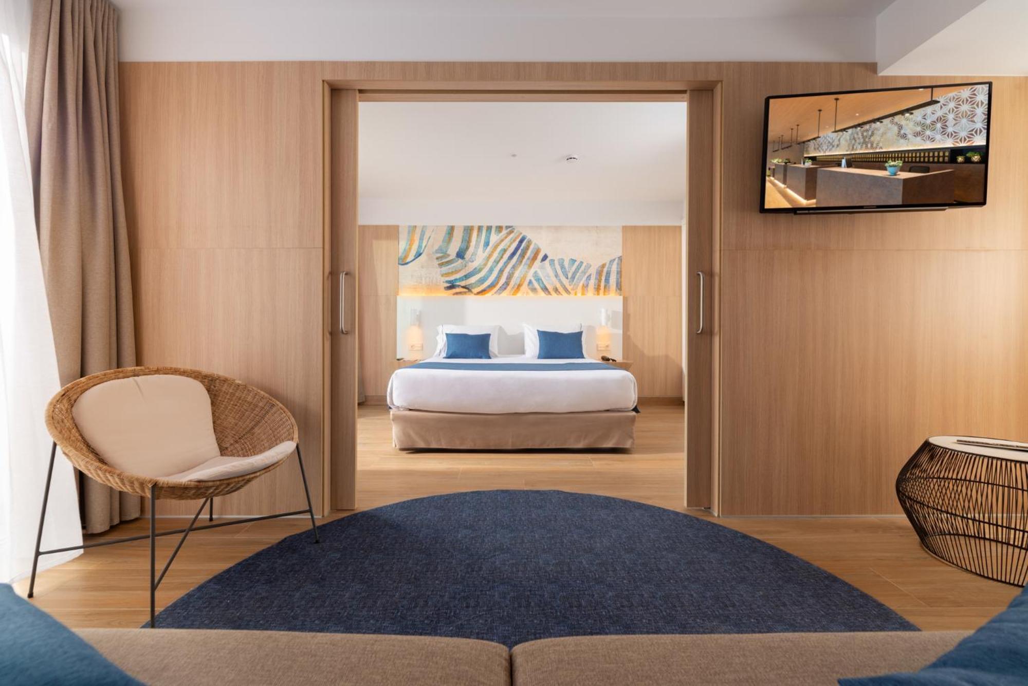 Suite Familiar con vistas a la piscina (2 adultos + 2 niños)