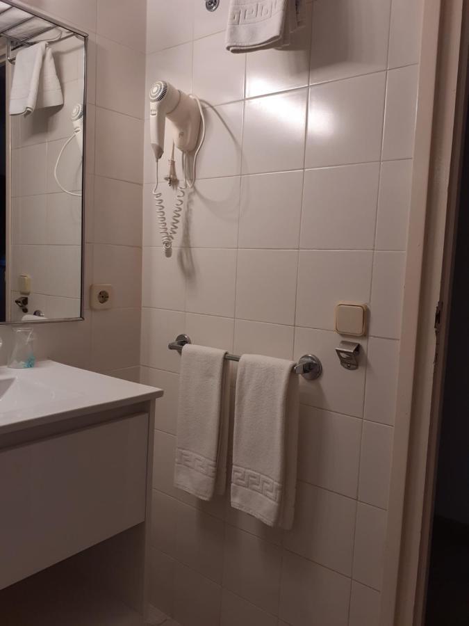 Chambre Triple (2 Adultes & 1 Enfant)