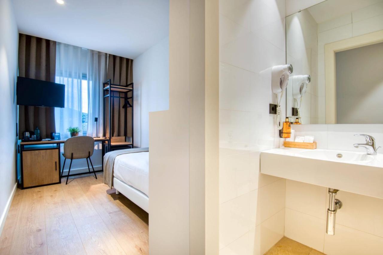 Small Single Room,1498622074:JPEG