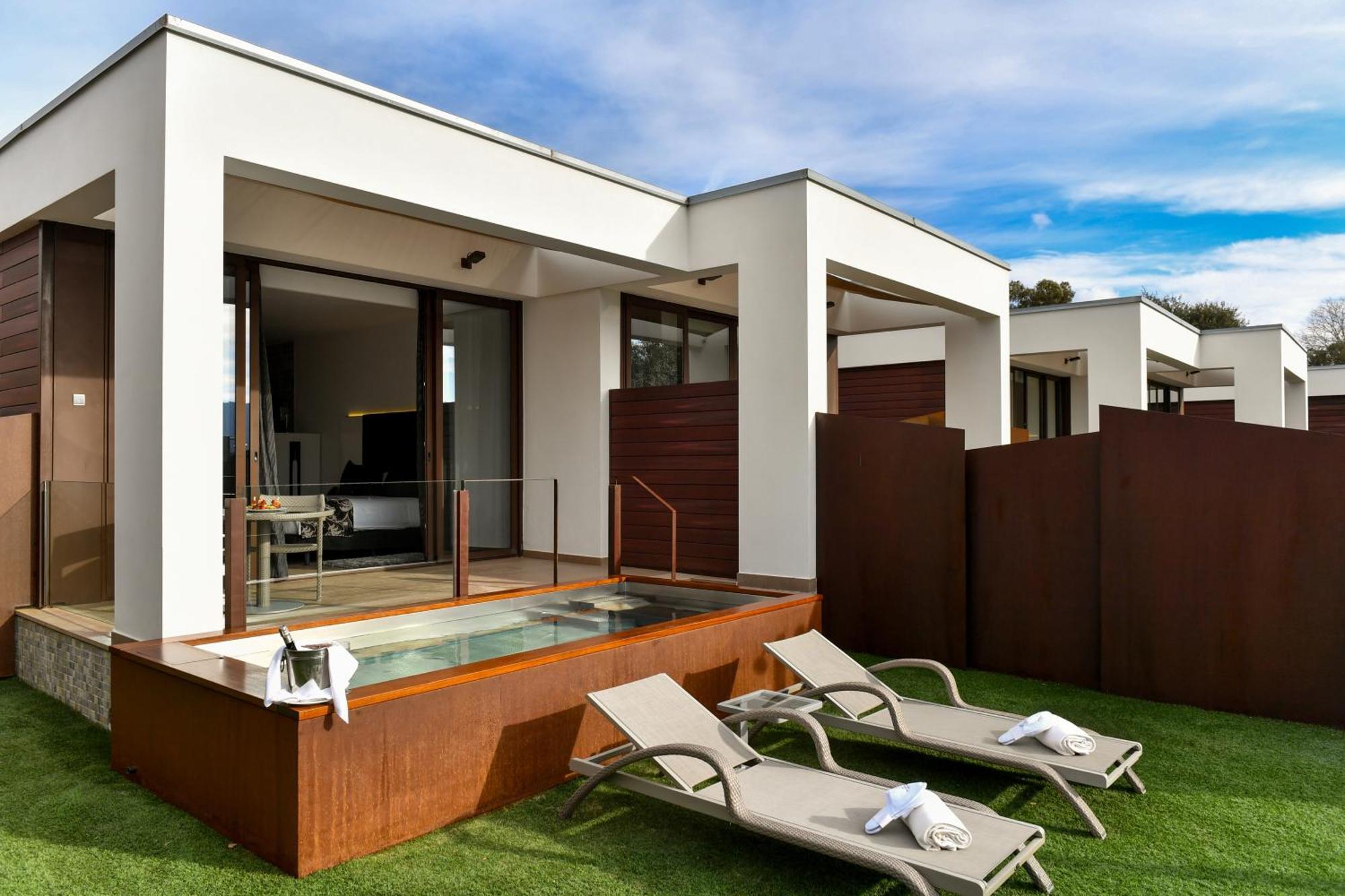 Suite with Jacuzzi and Heated Outdoor Pool,186721986:JPEG