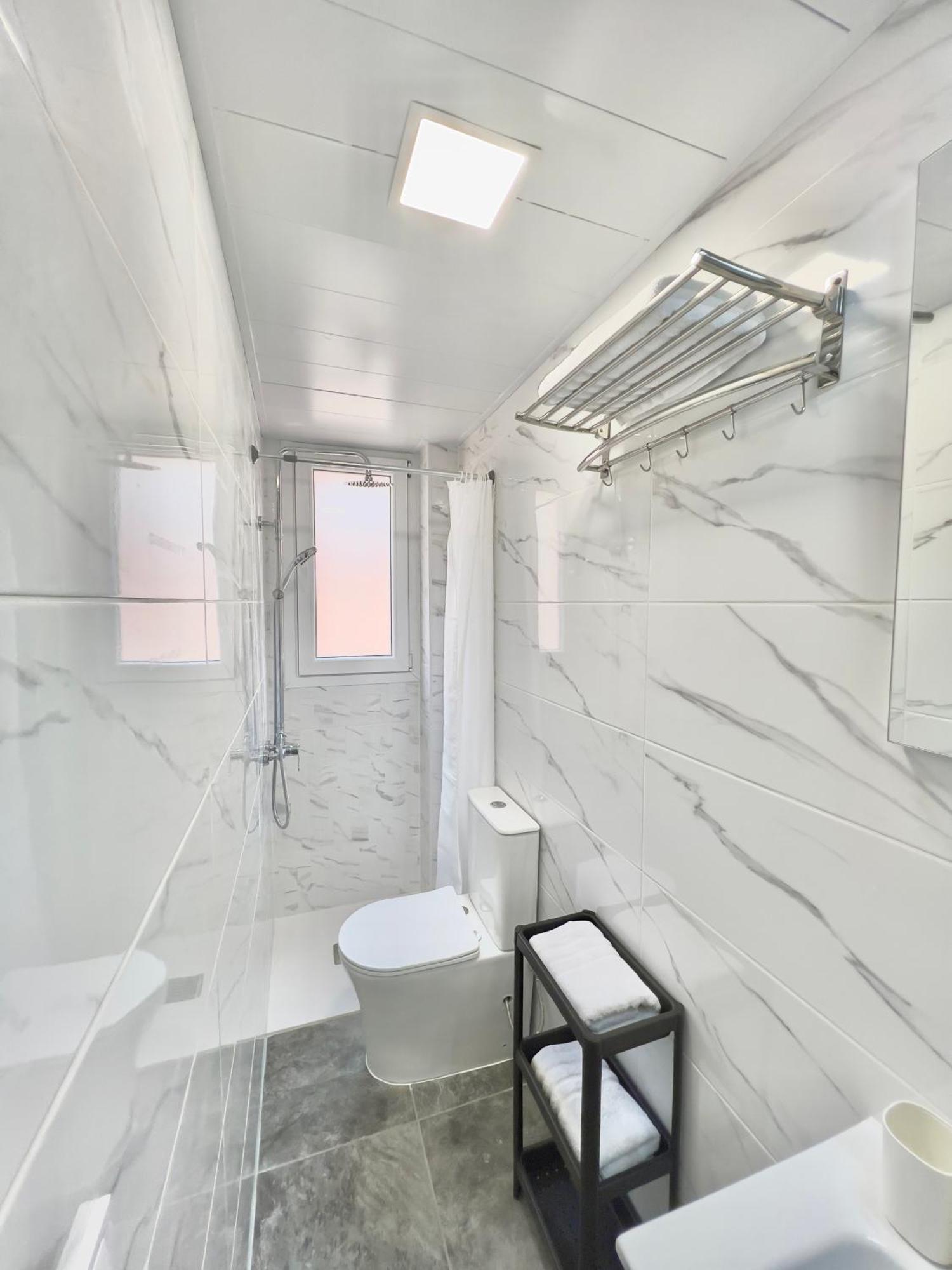 Twin Room Private Bathroom