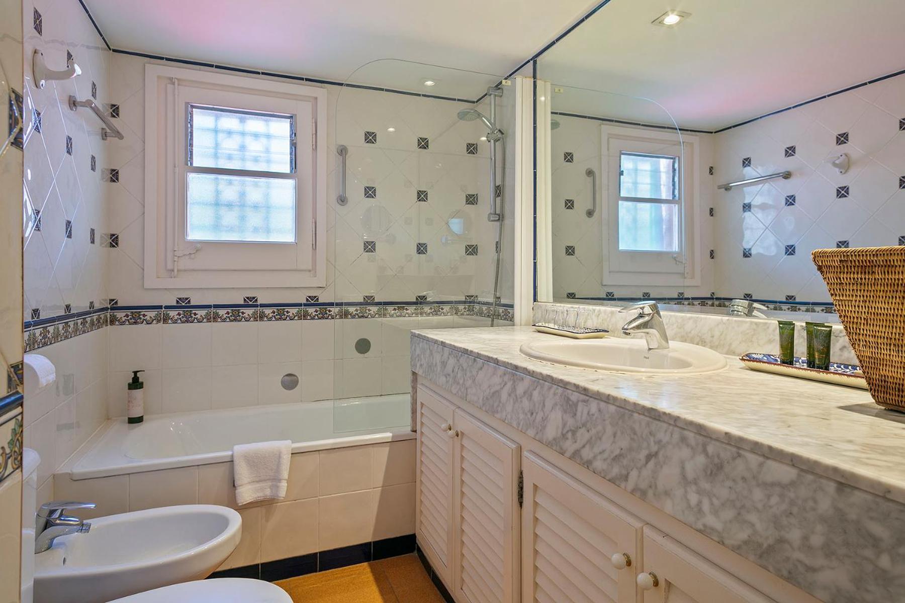 Three-Bedroom House,1742581741:JPEG