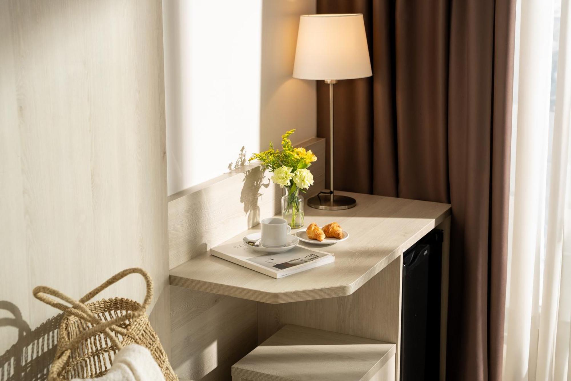 Doppel-/Zweibettzimmer mit Poolblick