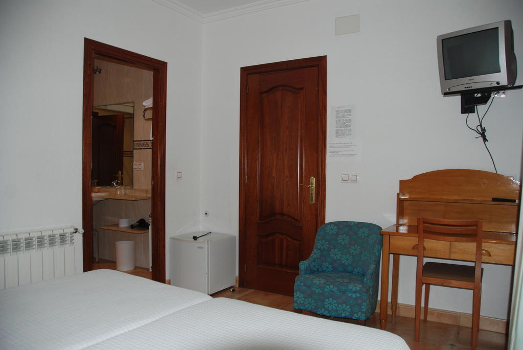 Double or Twin Room Private Bathroom