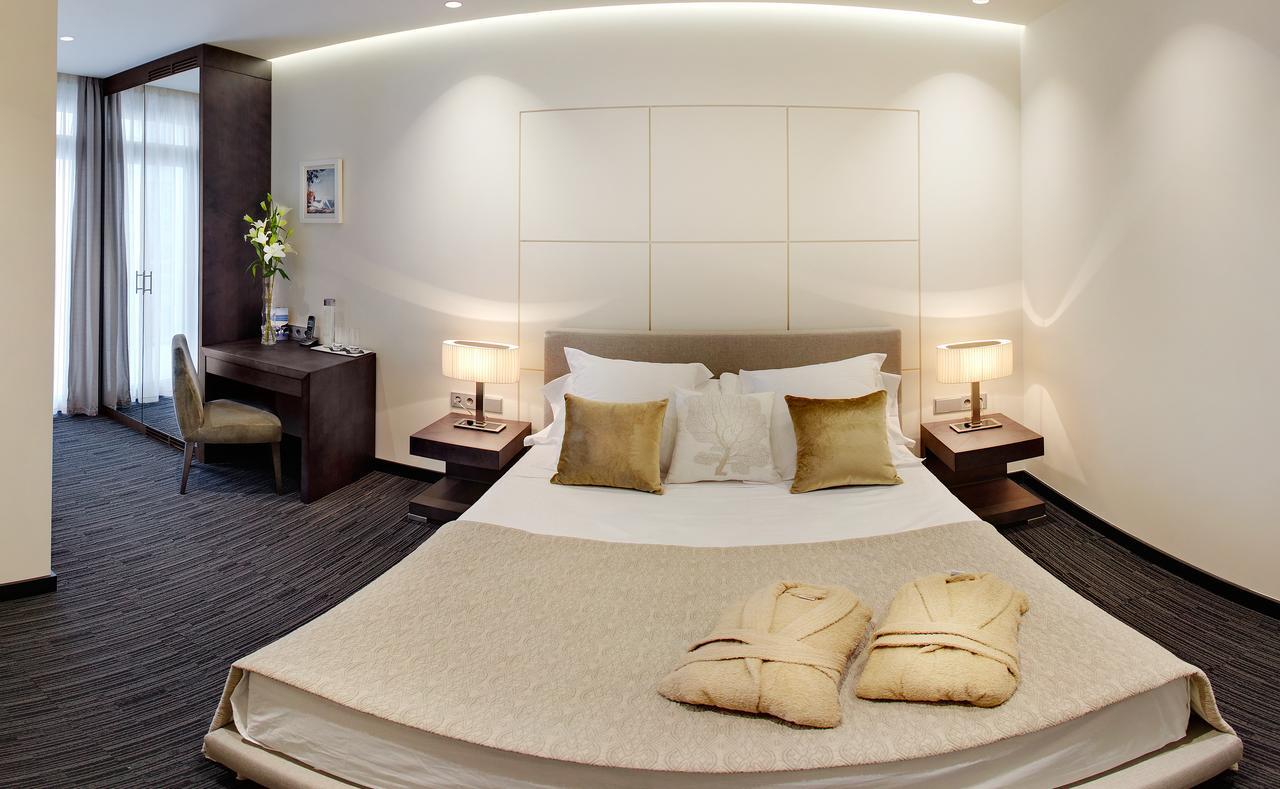 Deluxe tweepersoonskamer met balkon en uitzicht op zee