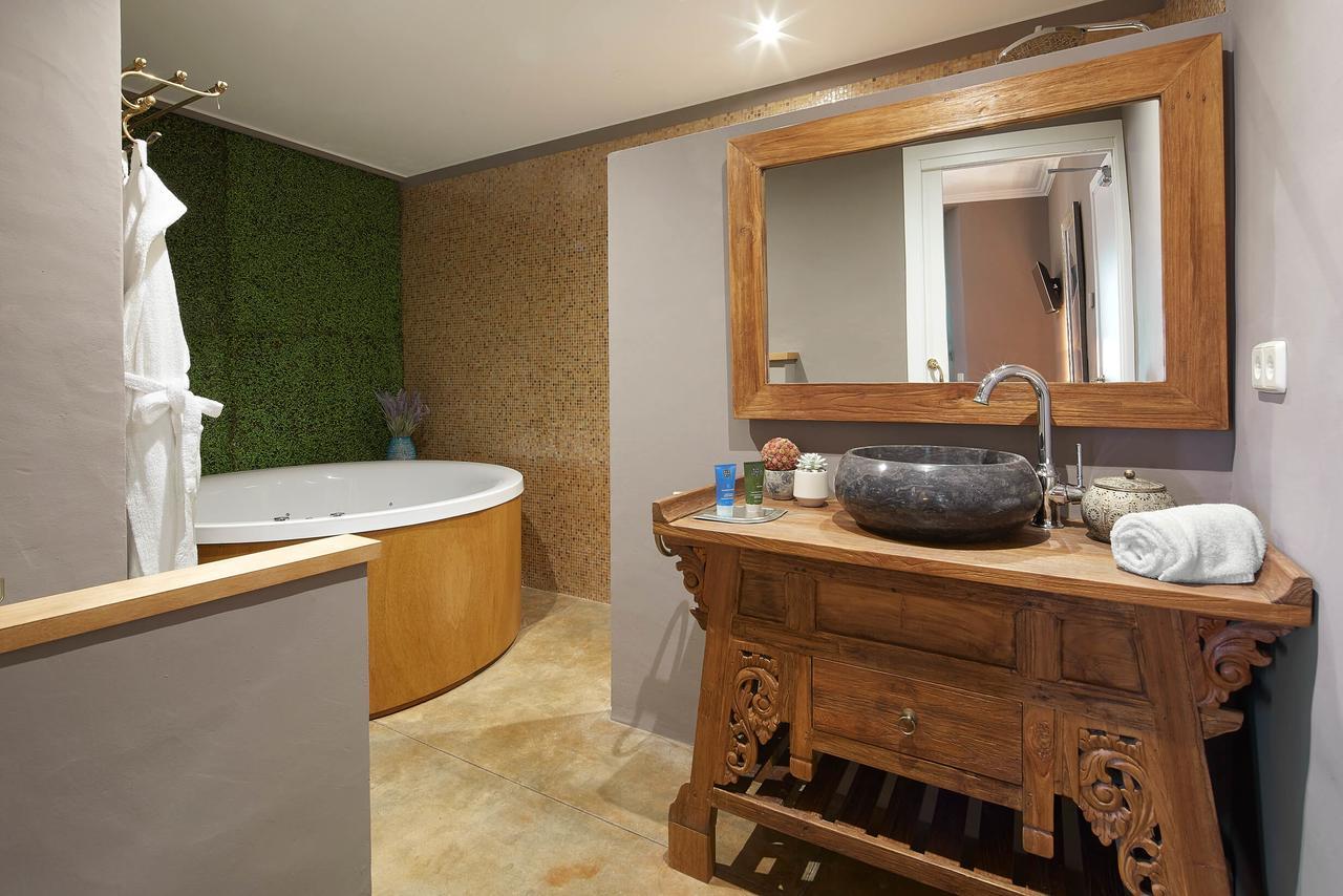 Deluxe Suite with Spa Bath