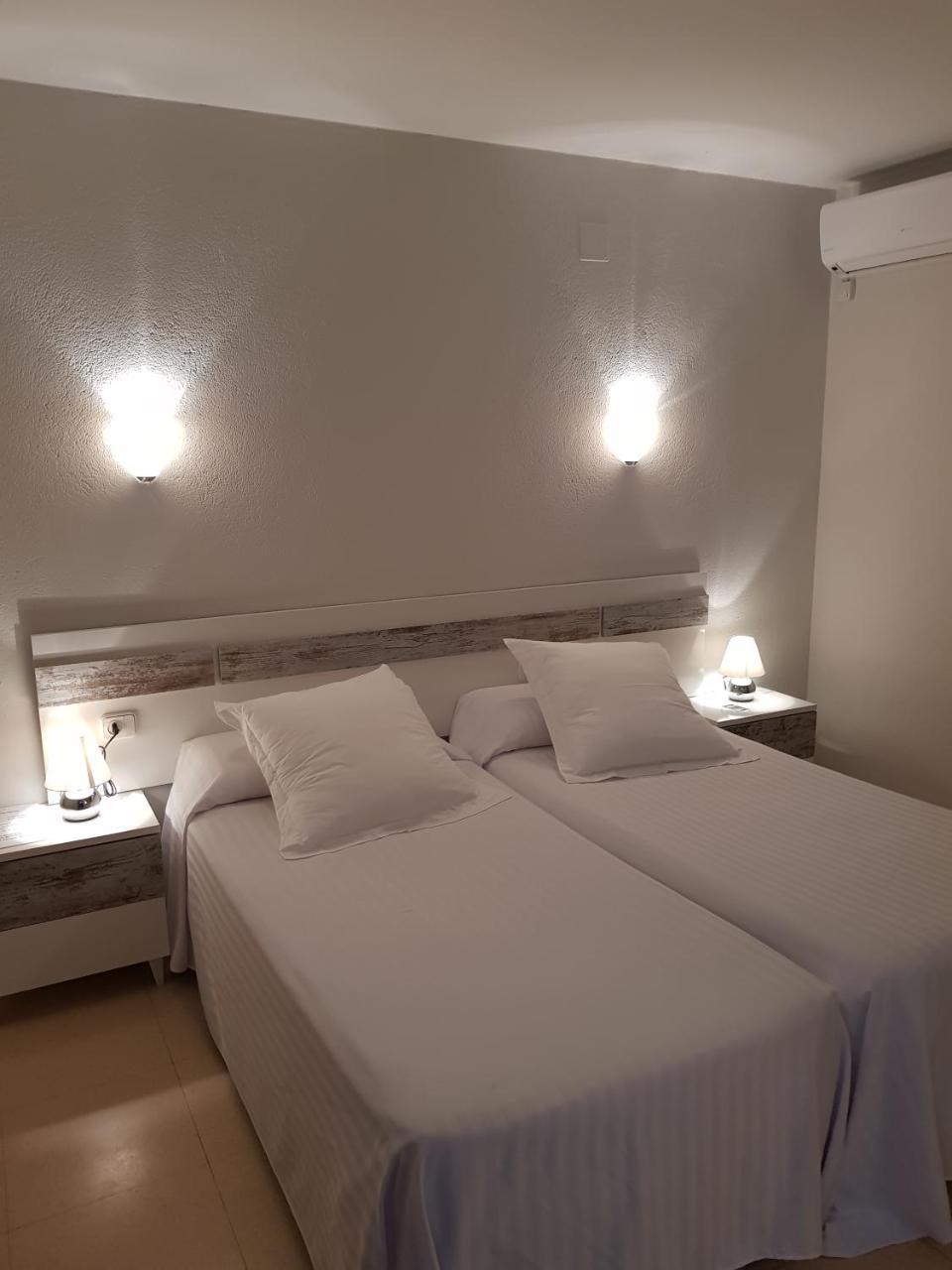 Small Twin Room,743614045:JPEG