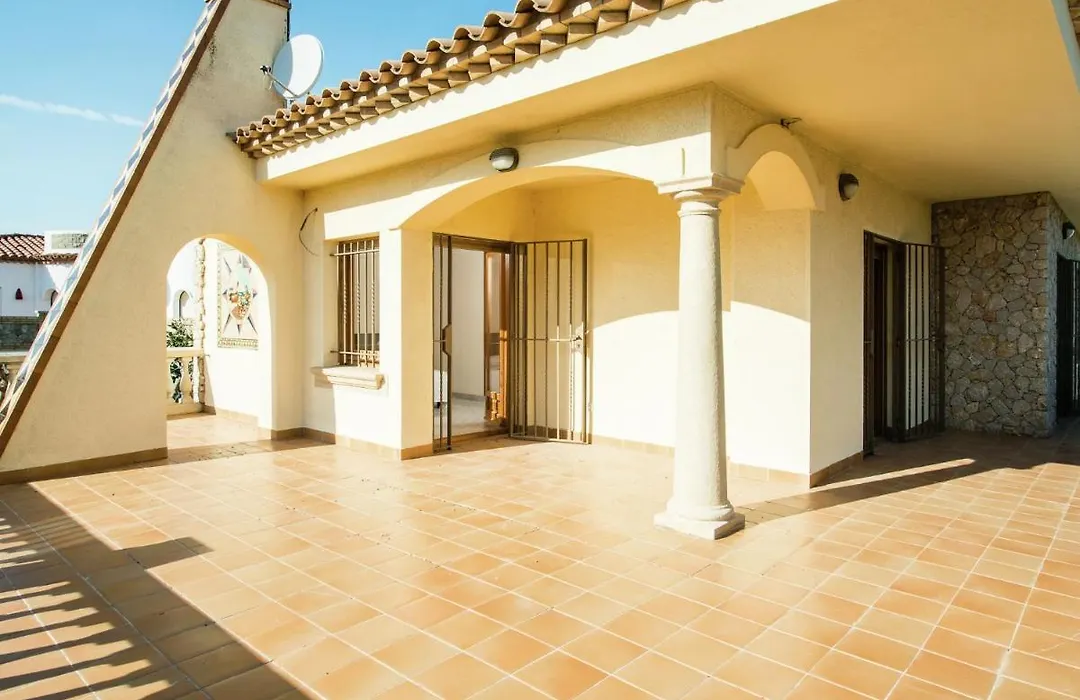 Villa In Bay Of Roses With Private Pool-1