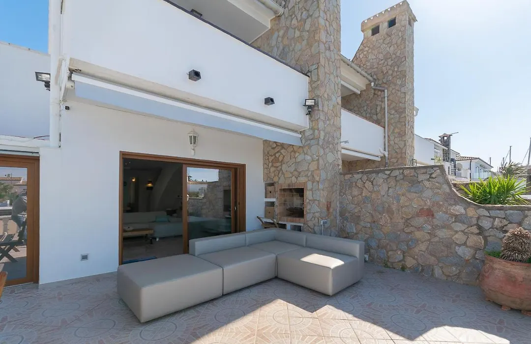 Casa Con Vista Al Canal-1