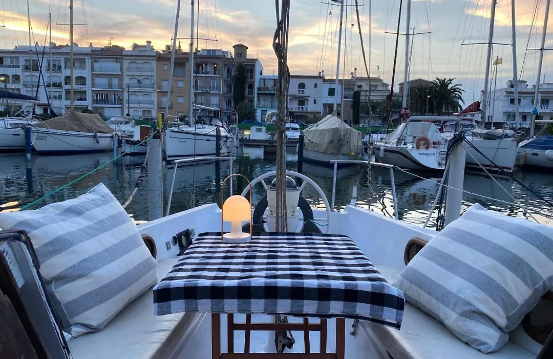 Alojate En Un Velero En Empuriabrava O Regala La Experiencia A Alguien Especial-1