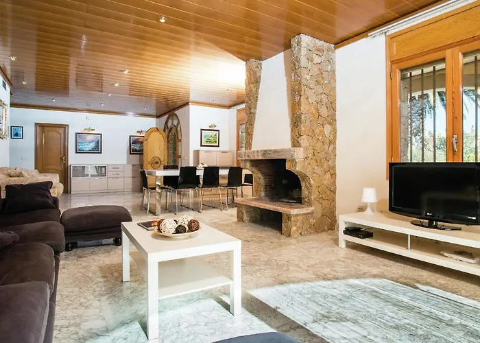 Villa In Bay Of Roses With Private Pool Sant Pere Pescador admite animales
