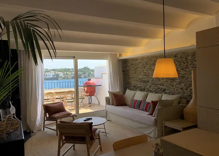 Beachfront Penthouse With Sea Views In Cadaqués admite animales