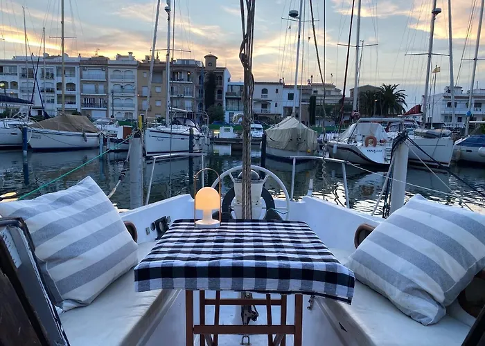 Hotel Alojate En Un Velero En Empuriabrava O Regala La Experiencia A Alguien Especial