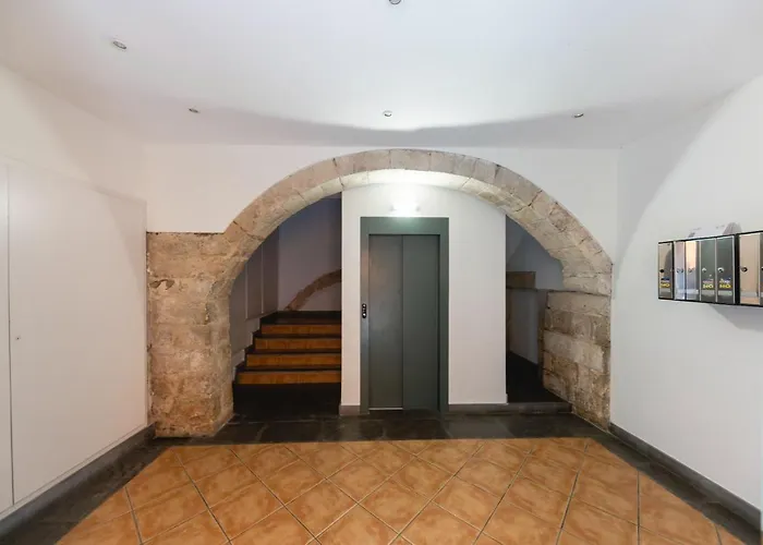 Bravissimo Pou Rodo, Authentic 1-Bedroom Apartment Girona che accetta animali