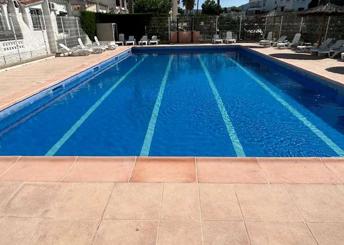 Maison Dans Charmante Residence Avec Grande Piscine Commune, Roses