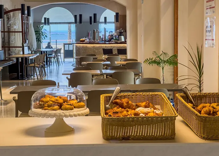 Roses Hotels With Jacuzzi in Room