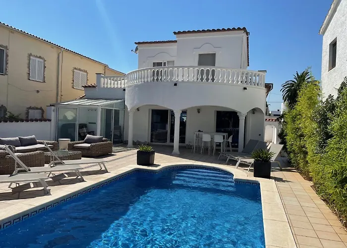 Villa Cap Ras Empuriabrava mit Pool