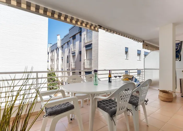Lets Holidays White Apartment With Terrace, Ac, Parking, Near Beach Tossa de Mar che accetta animali